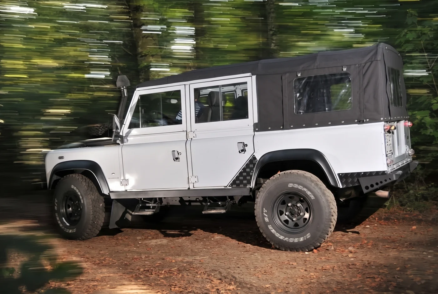 Projekt LDE geschlossen mit schwarzem Soft-Top, Seitenansicht im Wald