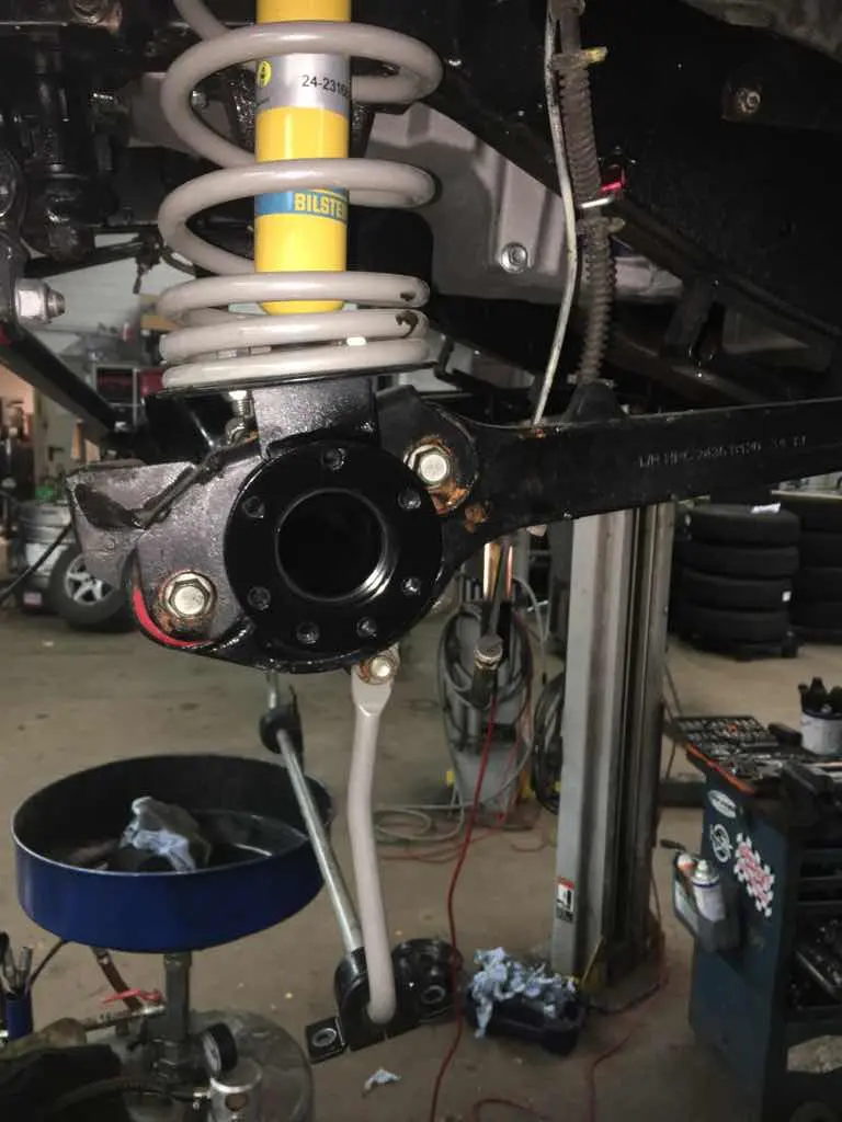 Verstärkte Achse mit Schraubenfeder und Bilstein-Dämpfer