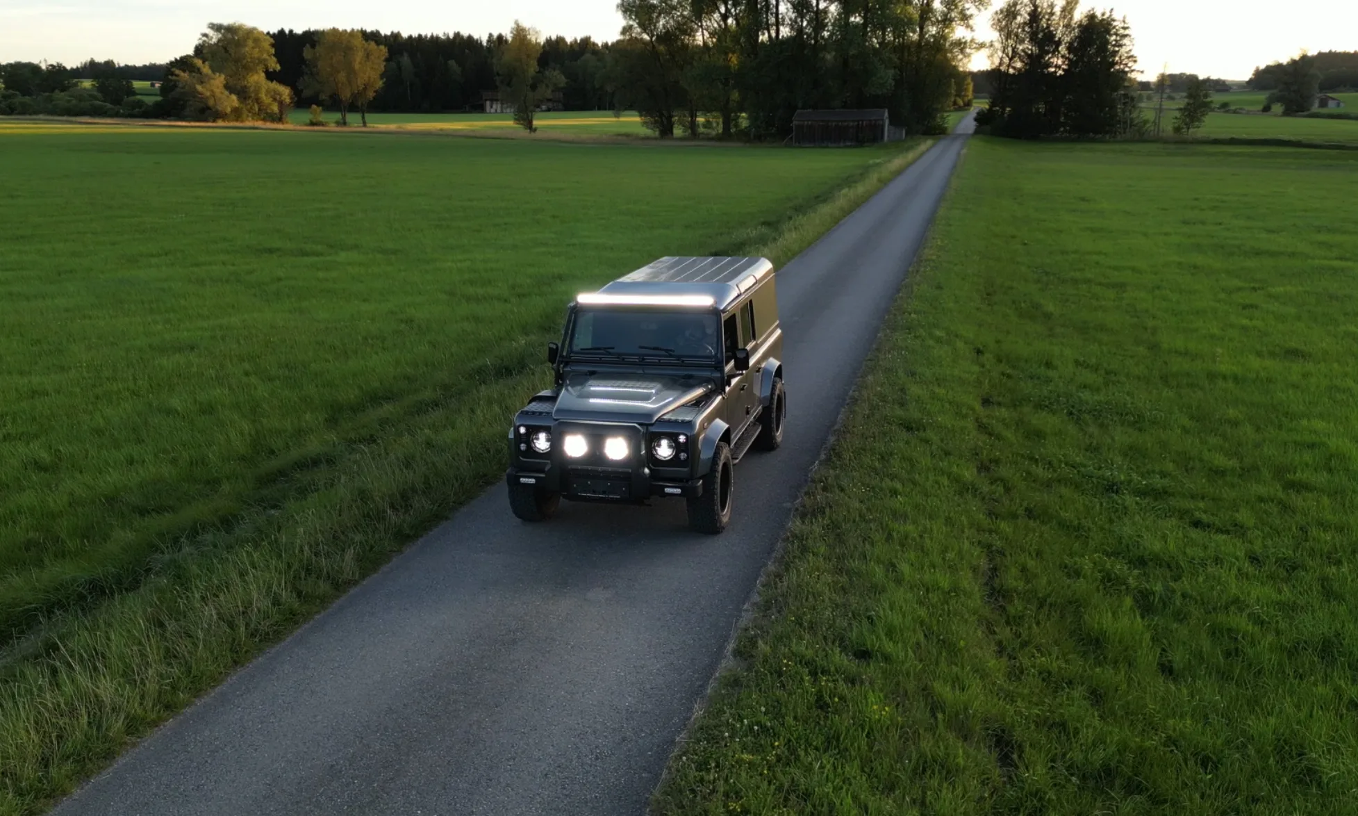 Projekt V8 auf der Landstraße, dunkel lackiert mit leuchtender Lightbar