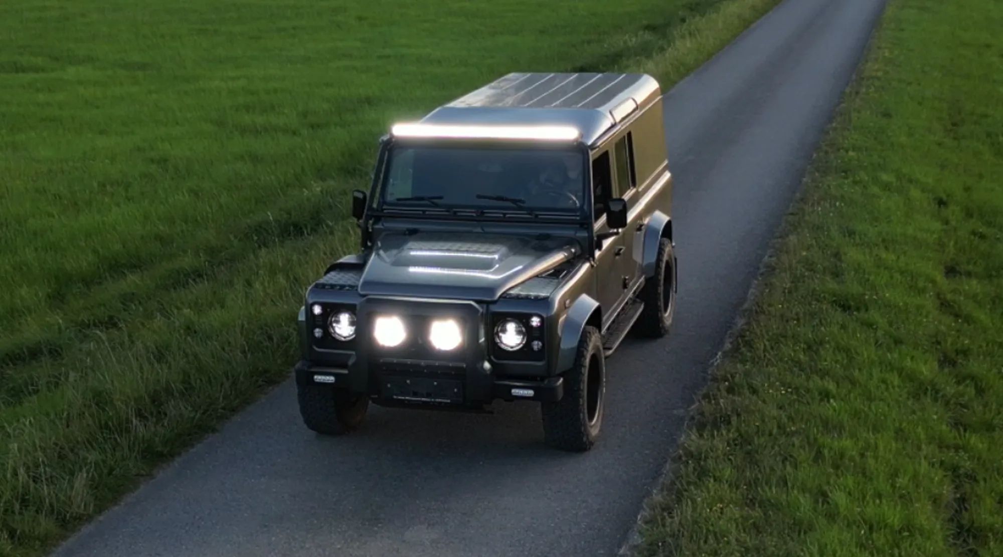 Fertiges Fahrzeug frontal mit leuchtender Lightbar und LED-Scheinwerfern